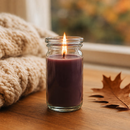 Kaschmirtraum kleine Duftkerze aus Kokoswachs im WECK-Tulpenglas von CandleDeko, neben einem Pullover in Herbtstimmung.