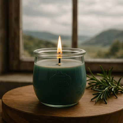 Brennende Duftkerze Klarer Horizont im Weckglas, aufgenommen am Meer nach einem Sturm – stimmungsvolles Lifestyle-Bild mit rauer Küstenkulisse.