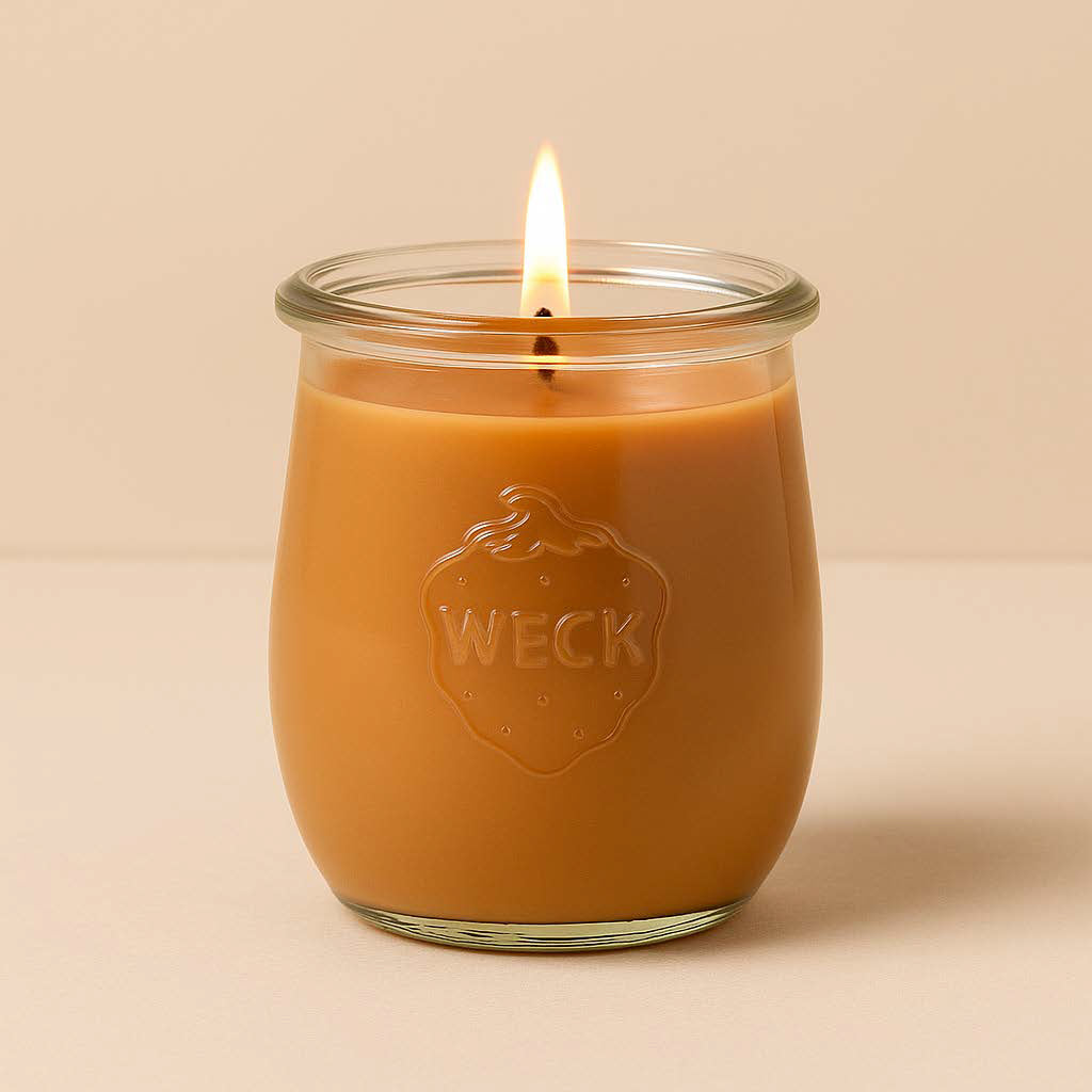 Braune große Duftkerze aus Kokoswachs im originalen bauchigen WECK-Glas von CandleDeko, vor neutralem Hintergrund.