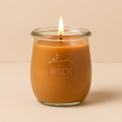 Braune große Duftkerze aus Kokoswachs im originalen bauchigen WECK-Glas von CandleDeko, vor neutralem Hintergrund.