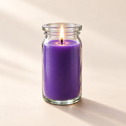 Lila kleine Duftkerze aus Kokoswachs im WECK-Glas von CandleDeko, brennend vor neutralem Hintergrund.