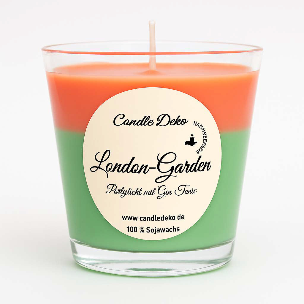 Partylicht-Duftkerze im Glas mit oberem, lachsfarbenem Wachs und unterem hellgrünen Ton. Etikett: "London-Garden – Partylicht mit Gin Tonic".
