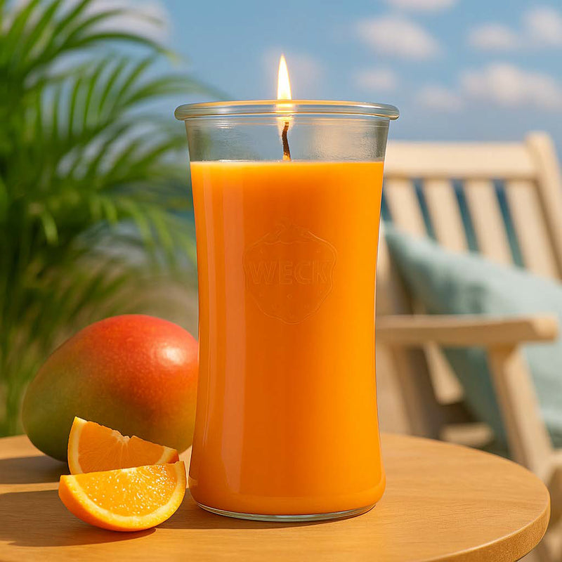 Duftkerze Mandarine-Mango XXL in fröhlich-sommerlicher Szene mit tropischem Flair – ideal für ein Gefühl von Urlaub, Sonne und guter Laune.