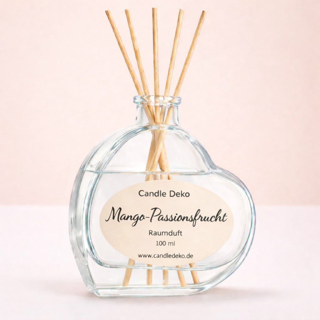 Raumduft Mango-Passionsfrucht von CandleDeko mit Duftstäbchen im Glasflakon – fruchtiger Tropenduft für Wohnräume.