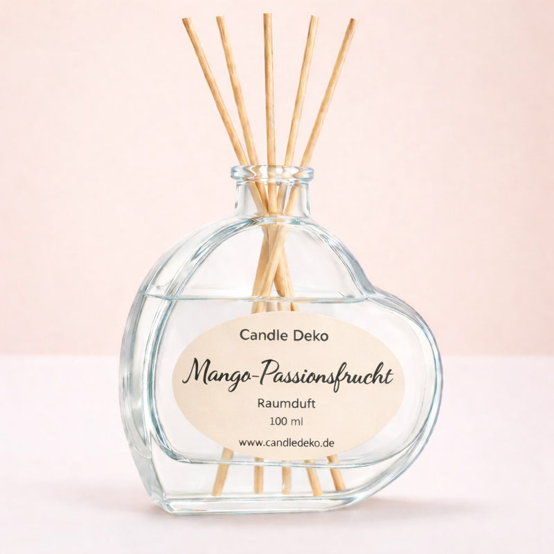 Raumduft Mango-Passionsfrucht von CandleDeko mit Duftstäbchen im Glasflakon – fruchtiger Tropenduft für Wohnräume.