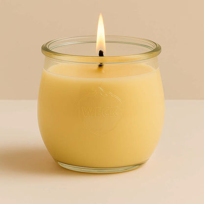 Große Duftkerze Marzimandel im WECK-Schmuckglas mit cremigem Wachs und brennendem Docht, stilvoll inszeniert im Studio auf hellem Hintergrund.