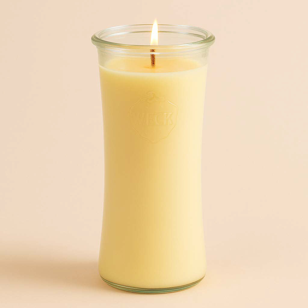 Große Duftkerze Marzimandel im hohen WECK-Glas mit cremegelbem Wachs und brennendem Holzdocht, vor warmem beigefarbenem Hintergrund.
