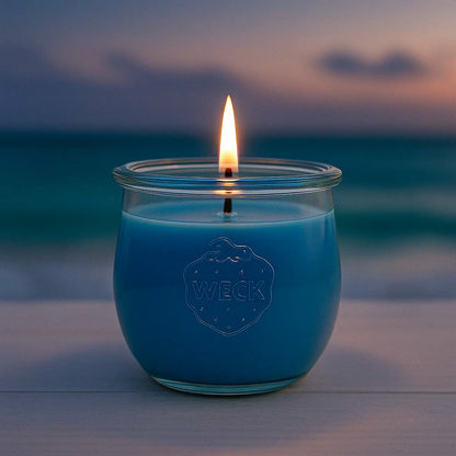 Große blaue Duftkerze im WECK-Glas aus Sojawachs, Sorte Meeresbrise, vor neutralem Hintergrund.
