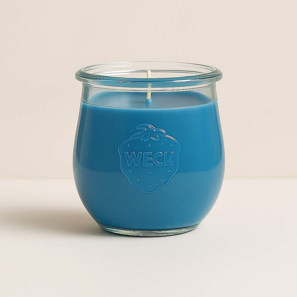 Große blaue Duftkerze im WECK-Glas aus Sojawachs, Sorte Meeresbrise, vor neutralem Hintergrund.