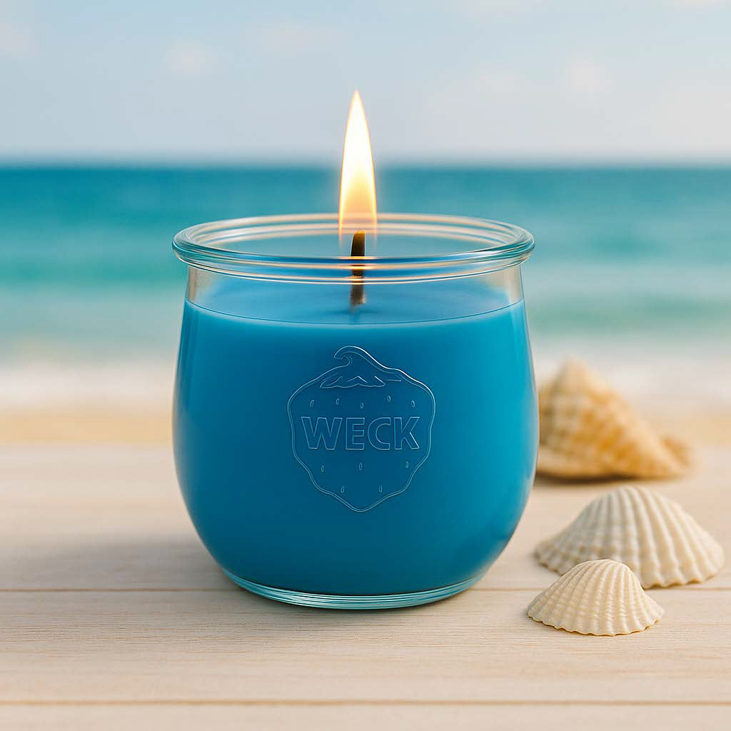 Große blaue Duftkerze im WECK-Glas aus Sojawachs, Sorte Meeresbrise, vor neutralem Hintergrund.