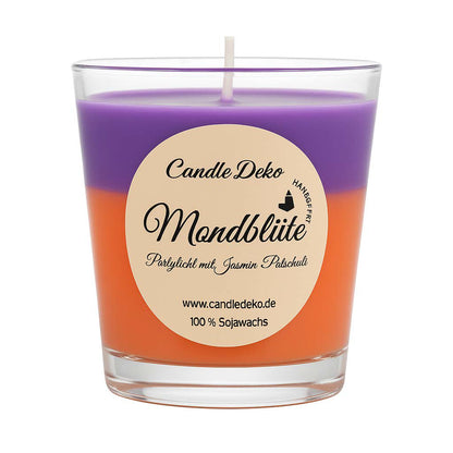 Duftkerze im Glas mit zwei klar getrennten Farbschichten: oben violett, unten apricot. Etikett mit dem Namen "Mondblüte – Partylicht mit Jasmin-Patschuli".