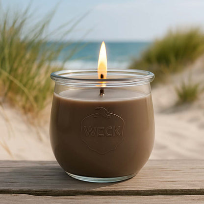 Duftkerze Nordische Küste mit Holzdocht vor neutralem Hingtergrund