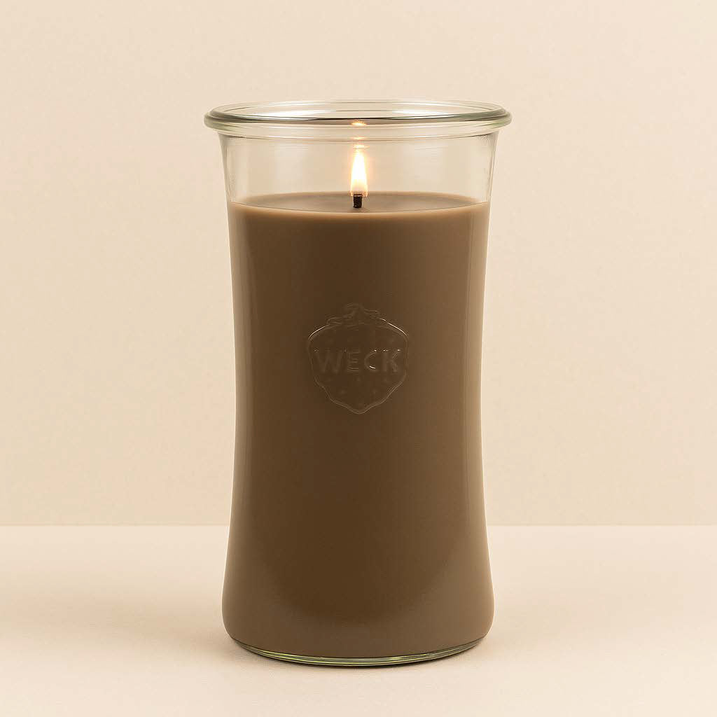 Brennende Duftkerze „Nussknacker“ im großen WECK-Delikatessenglas mit nussbraunem Wachs auf hellem Hintergrund
