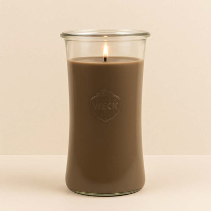 Brennende Duftkerze „Nussknacker“ im großen WECK-Delikatessenglas mit nussbraunem Wachs auf hellem Hintergrund