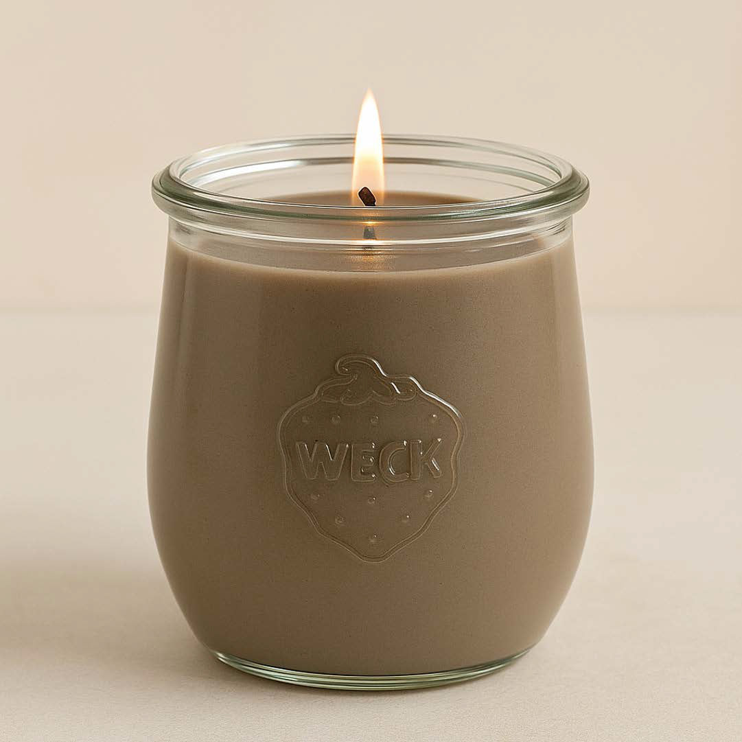 Brennende Duftkerze „Nussknacker“ im bauchigen WECK-Tulpenglas, nussbraunes Wachs, auf hellem Hintergrund
