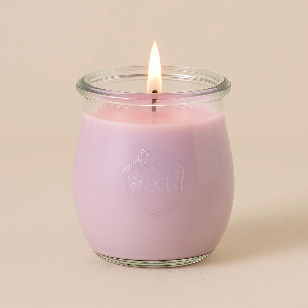 Brennende Duftkerze „Orchidee“ im WECK-Tulpenglas, mit zartrosafarbenem Wachs vor warm-beigem Hintergrund