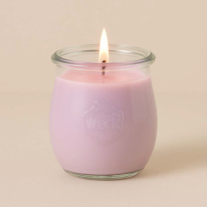 Brennende Duftkerze „Orchidee“ im WECK-Tulpenglas, mit zartrosafarbenem Wachs vor warm-beigem Hintergrund