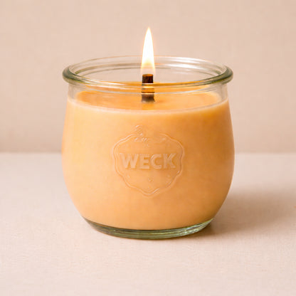 Duftkerze Mango-Passionsfrucht im WECK-Glas mit Holzdocht, cremiges Apricotwachs auf hellem Hintergrund