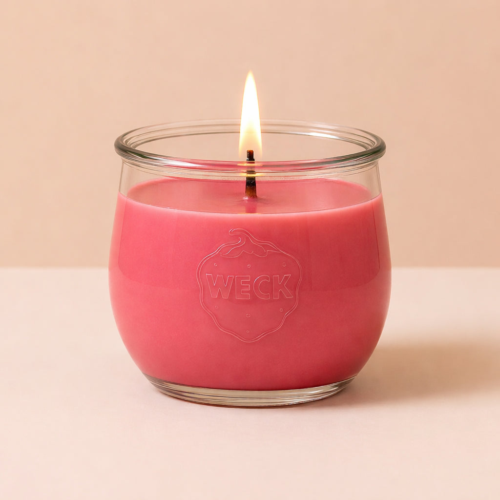 Große Duftkerze in zartem Pfingstrosenrosa – handgegossen im WECK-Glas, mit ruhiger Flamme und natürlichem Glanz, aufgenommen vor sanftem Hintergrund