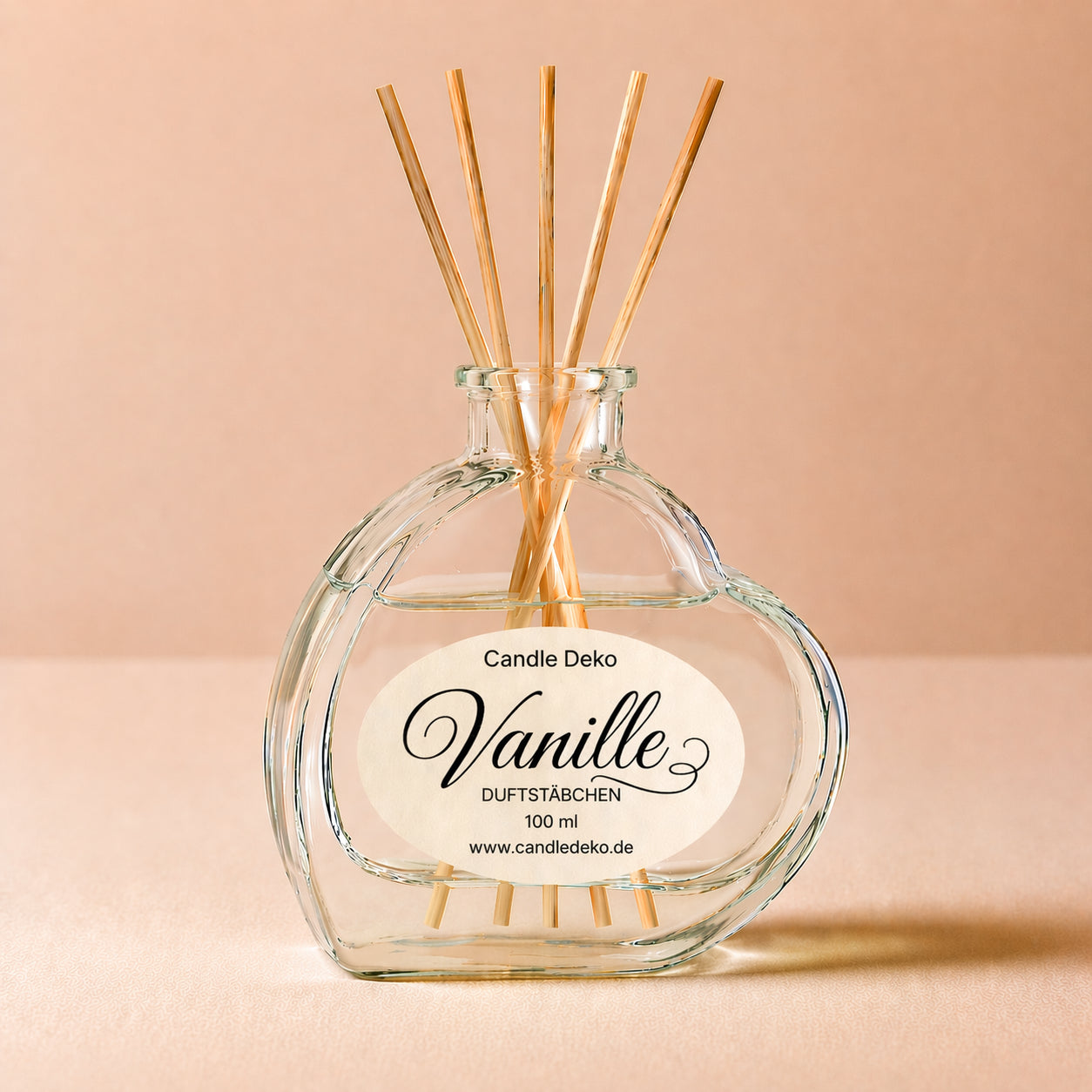 Vanille Duftstäbchen im Herzglas von CandleDeko – klarer Diffusor mit schwarzen Schriftzug und Fibre-Stäbchen vor neutralem Hintergrund