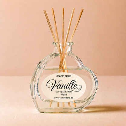 Vanille Duftstäbchen im Herzglas von CandleDeko – klarer Diffusor mit schwarzen Schriftzug und Fibre-Stäbchen vor neutralem Hintergrund