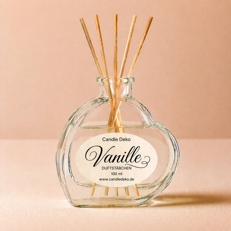 Vanille Duftstäbchen im Herzglas von CandleDeko – klarer Diffusor mit schwarzen Schriftzug und Fibre-Stäbchen vor neutralem Hintergrund