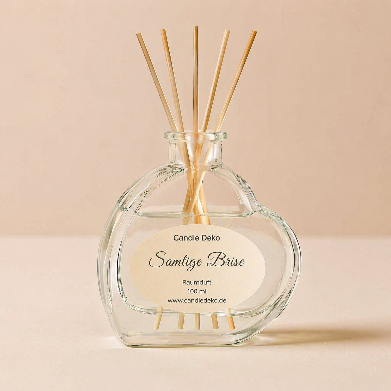 Samtige Brise Raumduft Diffusor im Glasflakon mit Fibrestäbchen vor warmem beigem Hintergrund, natürliches Licht, minimalistisches Produktbild