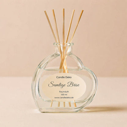 Samtige Brise Raumduft Diffusor im Glasflakon mit Fibrestäbchen vor warmem beigem Hintergrund, natürliches Licht, minimalistisches Produktbild