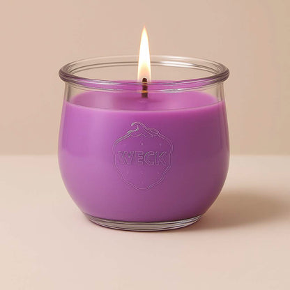 Brennende Duftkerze im großen WECK-Schmuckglas mit rosé-violettem Wachs auf hellem Hintergrund. Handgegossene Rosenduft-Kerze von CandleDeko mit Holzdocht und 1062 ml Wachs – stilvoll, natürlich und hochwertig.