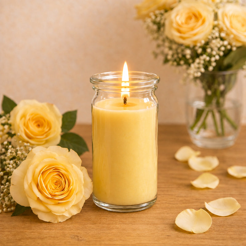 Rose kleine Duftkerze aus Kokoswachs im WECK-Tulpenglas von CandleDeko, neben frischen Rosenblüten.