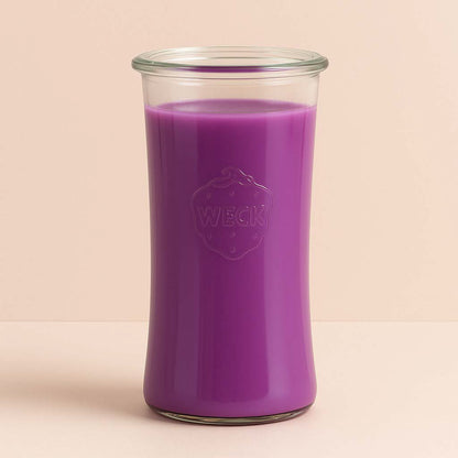 Rose XXL-Duftkerze im Weckglas mit zartem Blütenduft – handgegossene, creme-rosafarbene Kerze mit 100 Stunden Brenndauer vor warmem Beigeton.