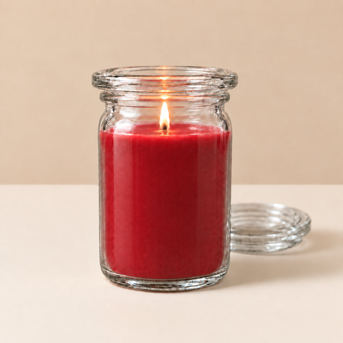 Rote kleine Duftkerze aus Kokoswachs im originalen WECK-Glas von CandleDeko, vor neutralem Hintergrund.