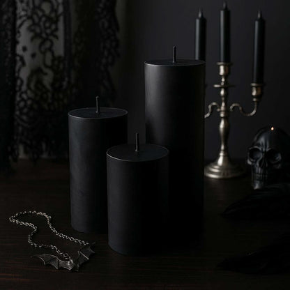 Schwarze Stumpenkerzen-Set in mystischer Wave-Gotik-Szenerie – stilvolle Kombination aus Romantik, Tiefe und Individualität