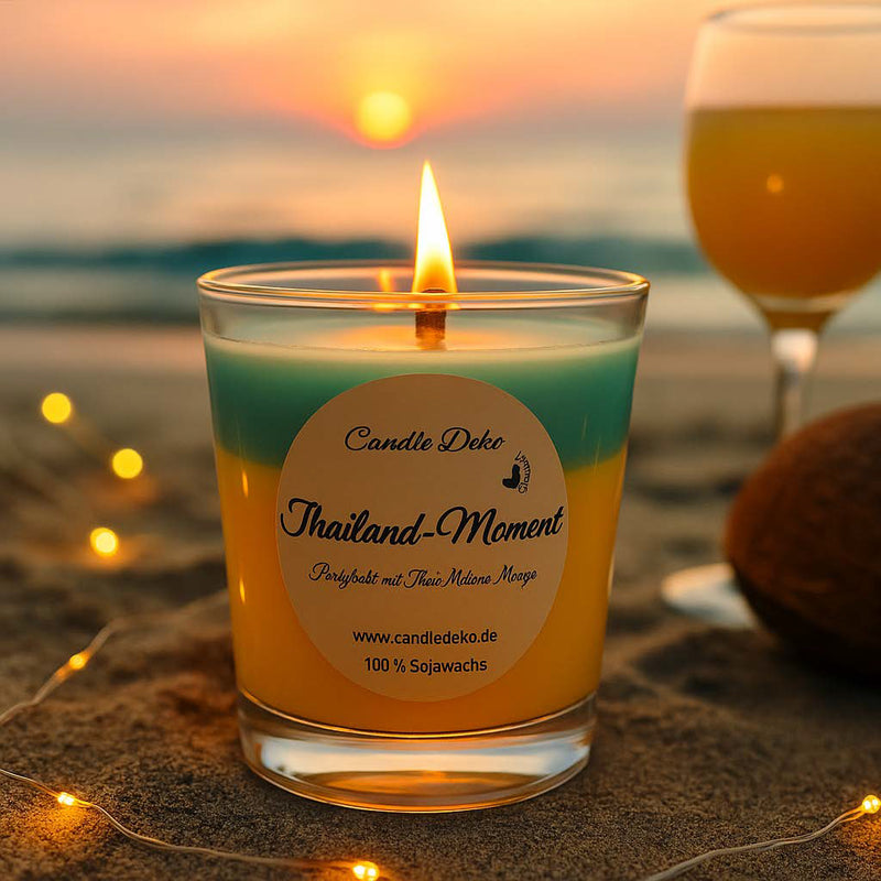 Duftkerze im Glas mit zwei Farbverläufen: oben mintgrün, unten mango-gelb. Auf dem Etikett steht "Thailand-Moment – Partylicht mit Thai-Melone-Mango".