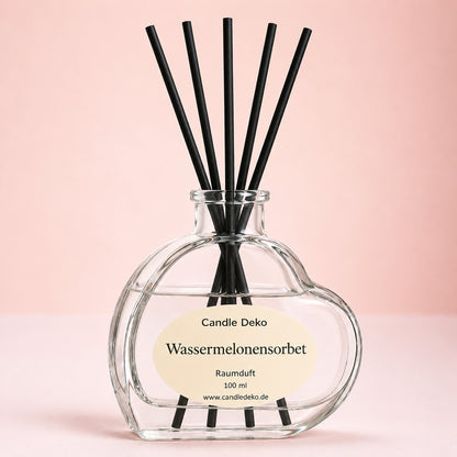 Raumduft Wassermelonensorbet im Glasflakon mit Stäbchen im warmen Tageslicht