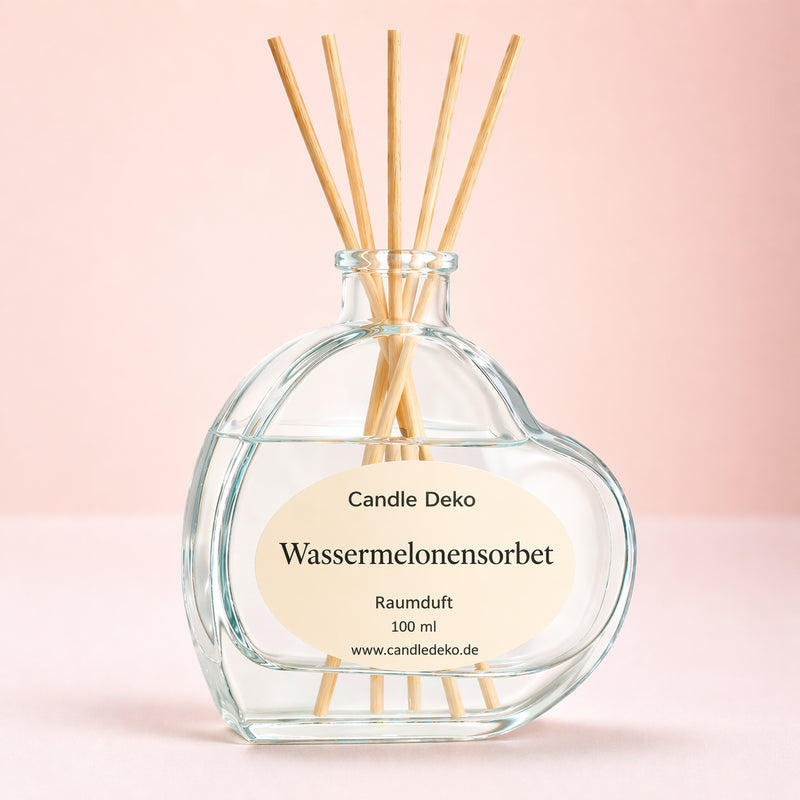 Raumduft Wassermelonensorbet im Glasflakon mit Stäbchen im warmen Tageslicht