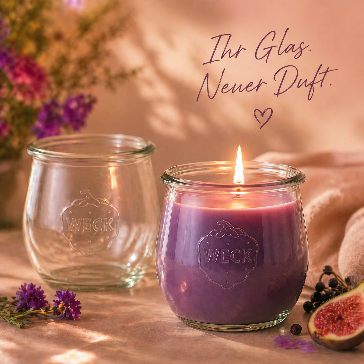 Leeres WECK-Glas und neu befüllte Duftkerze mit violettem Wachs und brennender Flamme – Wiederbefüllung bei CandleDeko