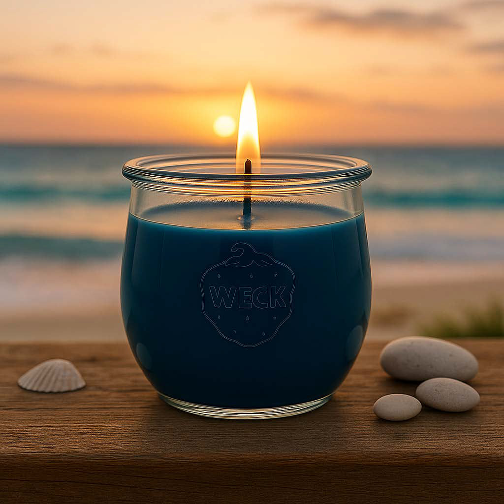 Graublaue Duftkerze Windstille im WECK-Glas, klassisches Design mit Baumwoll-Docht, neutrales Standardbild auf hellem Hintergrund