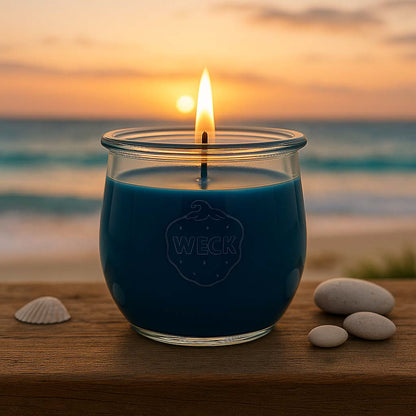 Graublaue Duftkerze Windstille im WECK-Glas, klassisches Design mit Baumwoll-Docht, neutrales Standardbild auf hellem Hintergrund