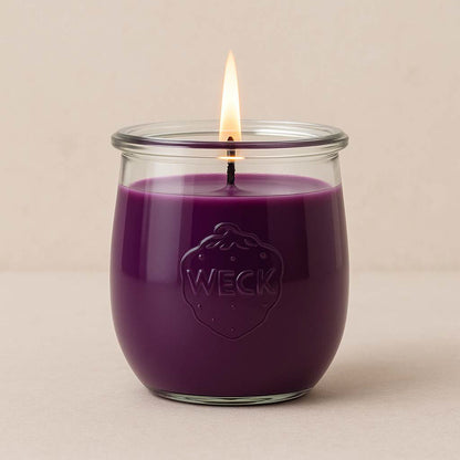 Lila Duftkerze Winterpflaume im WECK-Glas mit brennendem Docht vor hellem Hintergrund – zentriert und freigestellt als Produktbild.