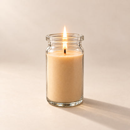 Beige kleine Duftkerze aus Kokoswachs im WECK-Glas von CandleDeko, brennend vor neutralem Hintergrund.