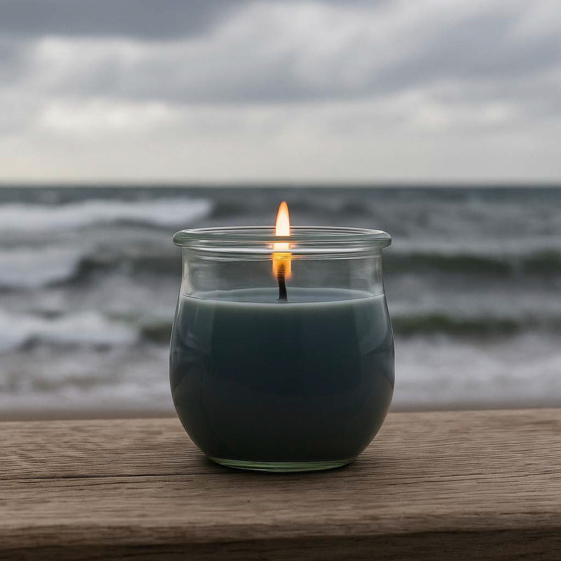Duftkerze Windstille im WECK-Tulpenglas, handgegossen aus 100 % Sojawachs, stimmungsvolles Foto mit ruhigem Hintergrund