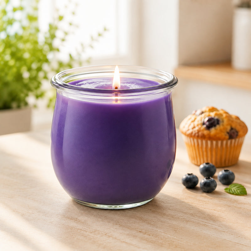 Duftkerze „Blaubeermuffin“ aus natürlichem Kokoswachs mit intensivem Dufterlebnis im WECK-Glas, handgefertigt, dekoriert mit einem Blaubeermuffin auf Holztisch.