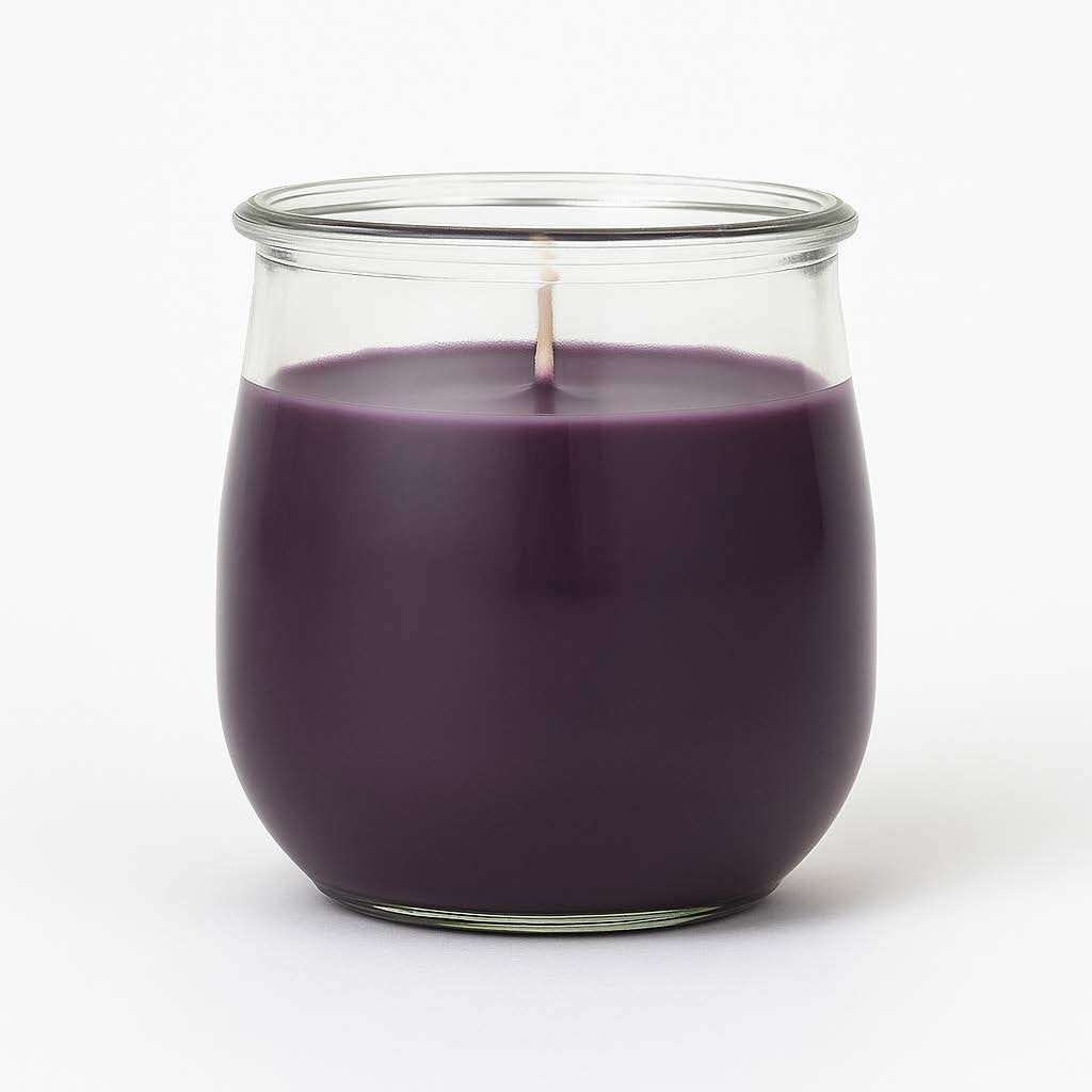 Brombeerrote  CandleDeko grosseDuftkerze im  WECK-Tulpenglas vor neutralem Hintergrund.