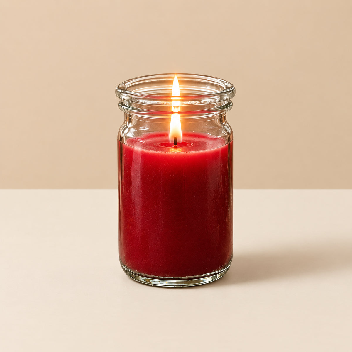 Rote kleine Duftkerze aus Kokoswachs im WECK-Tulpenglas von CandleDeko, brennend vor neutralem Hintergrund.