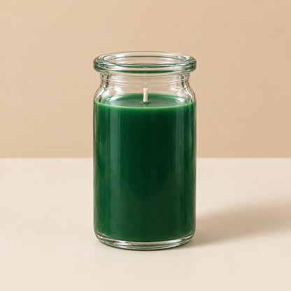 Grüne kleine Duftkerze aus Kokoswachs im originalen WECK-Glas von CandleDeko, brennend vor neutralem Hintergrund.
