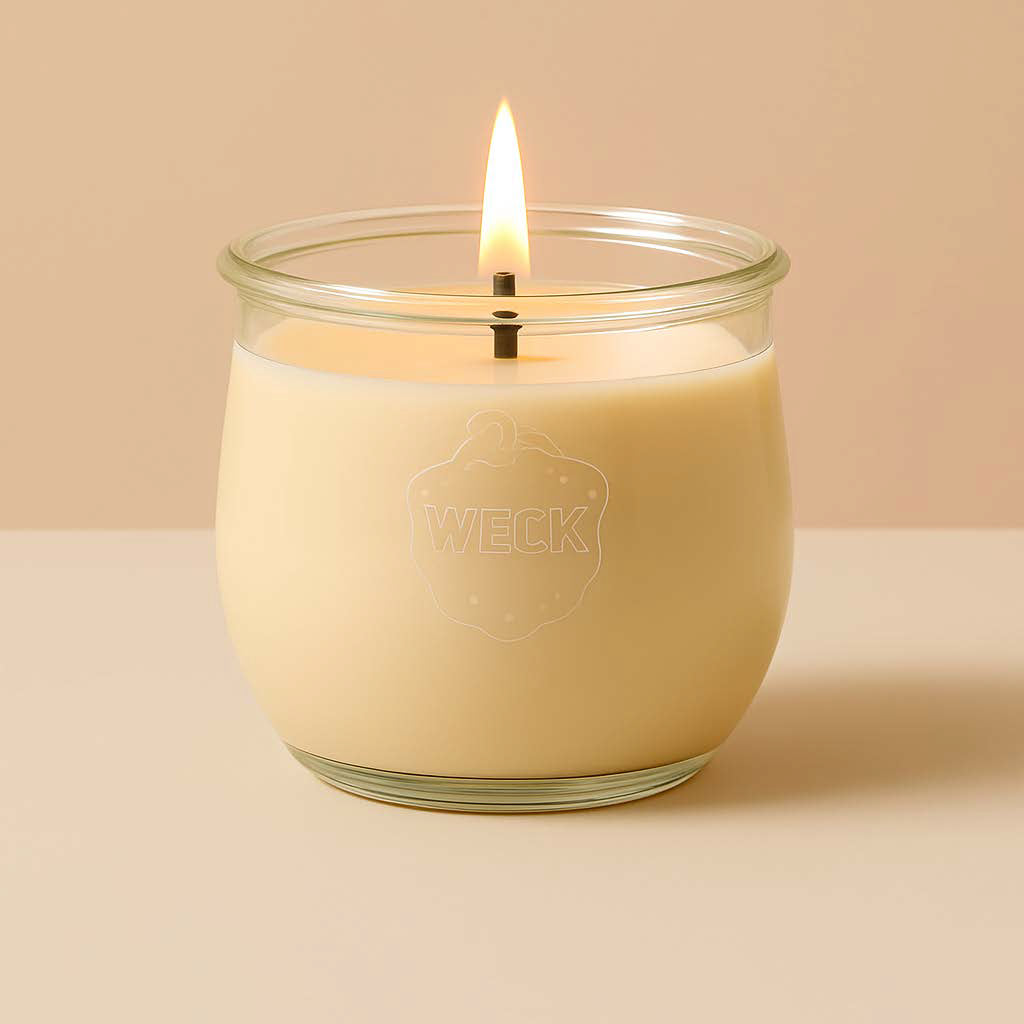 Brennende gelbe CandleDeko große Duftkerze im originalen WECK-Glas vor einem neutralen Hintergrund.