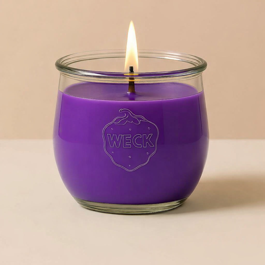 Brennende lila CandleDeko große Duftkerze im originalen bauchigen WECK-Glas vor neutralem Hintergrund