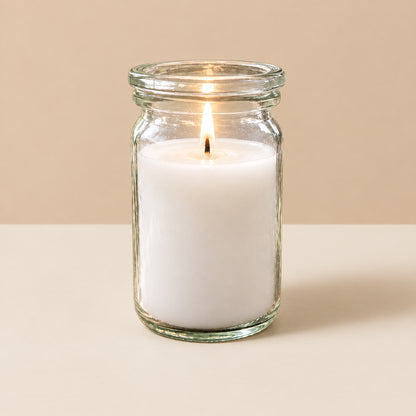 Weiße kleine Duftkerze aus Kokoswachs im WECK-Glas von CandleDeko, brennend vor neutralem Hintergrund.