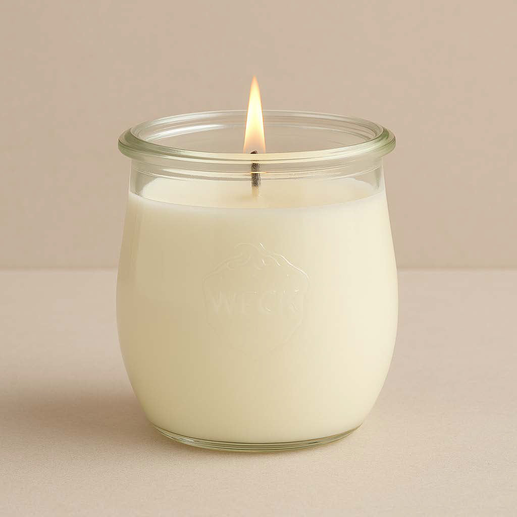 Brennende weisse CandleDeko grosse Duftkerze im WECK-Tulpenglas vor neutralem Hintergrund.